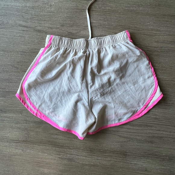 Nike woman’s running workout shorts - Picture 4 of 8